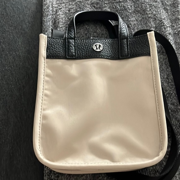 Lululemon purse/ shoulder bag/handbag - Picture 1 of 3